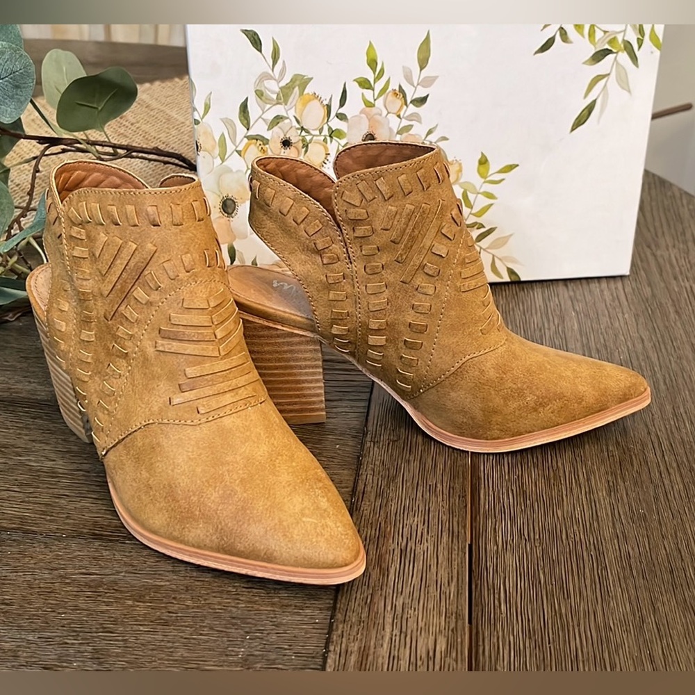 MI IM LEATHER EMILY Camel Womens boots booties SIZE 6 NEW